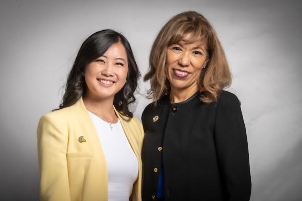 Nina Chuang, '23 Nutrition and Food 科学, with 菠菜网lol正规平台 President Cynthia Teniente-Matson. Photo by Robert 贝恩.